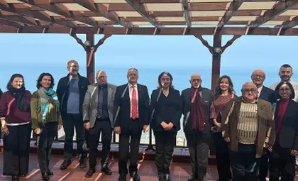 Işık Üniversitesi İktisat Bölümü tarafından düzenlenen Güncel Ekonomik Gelişmeler ve Sosyal Politikanın Geleceği Sempozyumu katılımcılarının dış mekanda çekilen toplu hatıra fotoğrafı