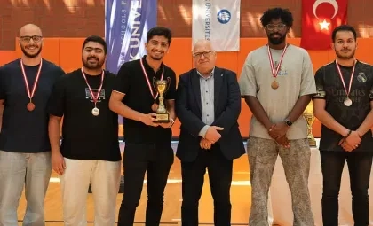 Işık Üniversitesi IŞIK Bahar Kupası Ödül Töreni'nde dereceye giren sporcu ve takımlara yönetim tarafından ödüllerinin takdim edilmesi