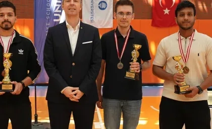 Işık Üniversitesi Spor Müdürlüğü tarafından düzenlenen 3. IŞIK Bahar Kupası Ödül Töreni'nde öğrencilerin kupalarıyla çekilen hatıra fotoğrafı