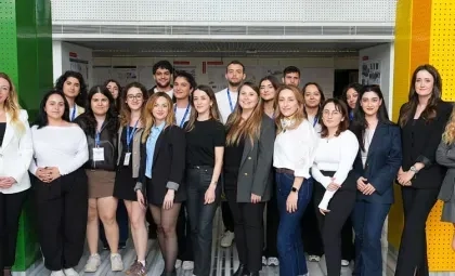 Işık Üniversitesi Işık Üniversitesi Kariyer ve Mezunlar Ofisi Mülakat Simülasyonu etkinliğine katılan insan kaynakları profesyonelleri ve öğrencilerin toplu hatıra fotoğrafı