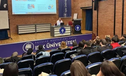 Işık Üniversitesi Maslak Kampüsü'nde düzenlenen Meslek Yüksekokulu Kariyer Günleri etkinliği ve sektör profesyonellerinin sunum anı