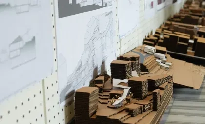 Işık Üniversitesi Mimarlık Bölümü Öğrenci Projeleri Sergisi'nde yer alan bir projenin pafta ve model detayı
