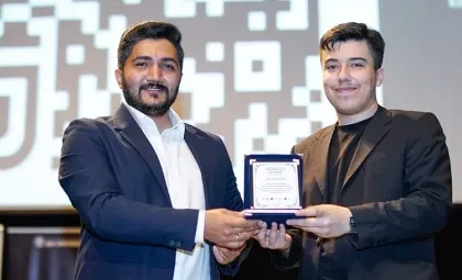 Işık Üniversitesi Teknoloji Zirvesi kapsamında tır dorsesi/sahne önünde gerçekleşen plaket takdim töreni