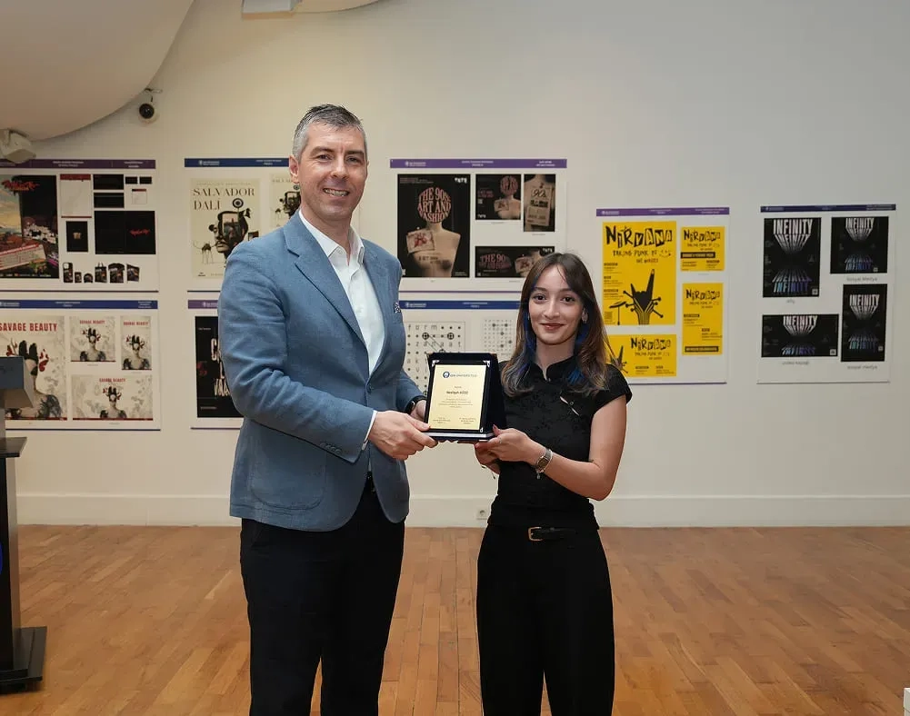 Uluslararası Tipografi Yarışmasında dünya birinciliği ve özel diploma ödülü kazanan öğrencilerin plaket töreni. Uluslararası Tipografi Yarışmasında dünya birinciliği ve özel diploma ödülü kazanan öğrencilerin plaket töreni.