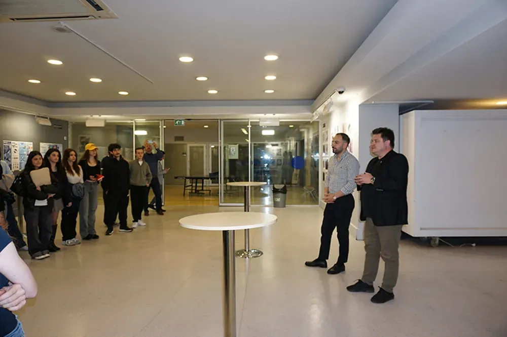 Işık Üniversitesi Maslak Kampüsü Alt Galeri'de duvarlarda sergilenen Grafik Tasarımı öğrencilerinin özgün afiş, illüstrasyon ve tasarım çalışmalarından bir kesit Işık Üniversitesi Maslak Kampüsü Alt Galeri'de duvarlarda sergilenen Grafik Tasarımı öğrencilerinin özgün afiş, illüstrasyon ve tasarım çalışmalarından bir kesit