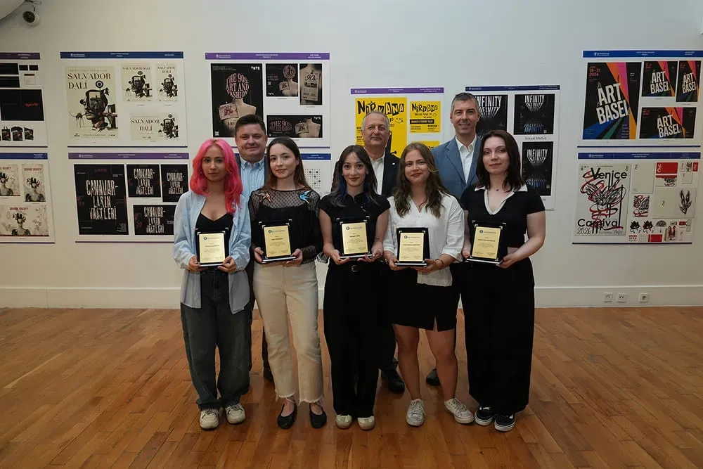 PANGRAM Tipografi Yarışması birincisi Azranur Akçakaya ve Diploma Özel Ödülü kazanan öğrencilerin plaket töreni toplu fotoğrafı PANGRAM Tipografi Yarışması birincisi Azranur Akçakaya ve Diploma Özel Ödülü kazanan öğrencilerin plaket töreni toplu fotoğrafı