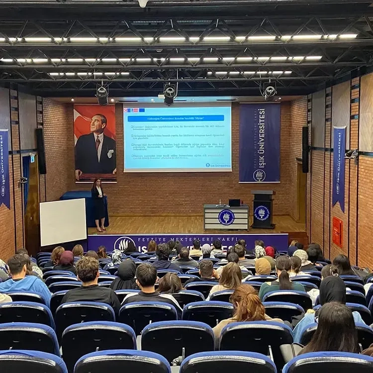 Işık Üniversitesi Meslek Yüksekokulu öğrencileri ve akademisyenlerinin katılımıyla gerçekleştirilen Erasmus+ bilgilendirme toplantısı Işık Üniversitesi Meslek Yüksekokulu öğrencileri ve akademisyenlerinin katılımıyla gerçekleştirilen Erasmus+ bilgilendirme toplantısı