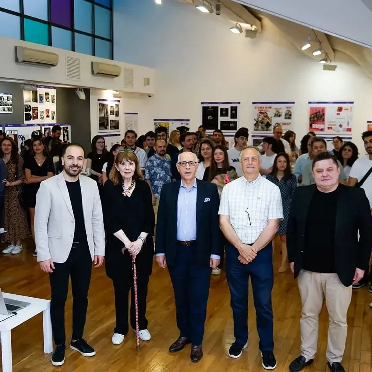 Işık Üniversitesi Meslek Yüksekokulu Grafik Tasarım Programı öğrenci mezuniyet sergisi açılışında protokol, akademisyenler ve öğrencilerin yer aldığı toplu fotoğraf Işık Üniversitesi Meslek Yüksekokulu Grafik Tasarım Programı öğrenci mezuniyet sergisi açılışında protokol, akademisyenler ve öğrencilerin yer aldığı toplu fotoğraf