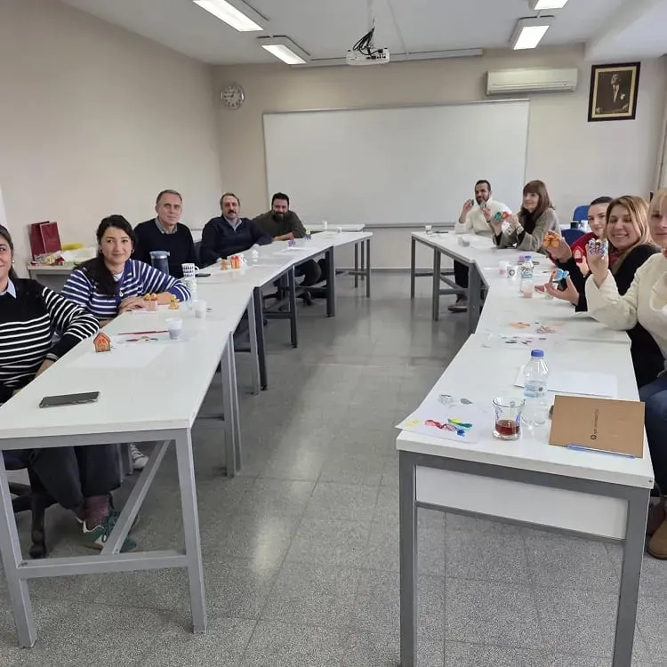 Işık Üniversitesi Meslek Yüksekokulu Öz-Şefkat Atölyesi kapsamında akademisyenler ve eğitmenlerin katılım sertifikalarıyla çekildiği toplu hatıra fotoğrafı Işık Üniversitesi Meslek Yüksekokulu Öz-Şefkat Atölyesi kapsamında akademisyenler ve eğitmenlerin katılım sertifikalarıyla çekildiği toplu hatıra fotoğrafı
